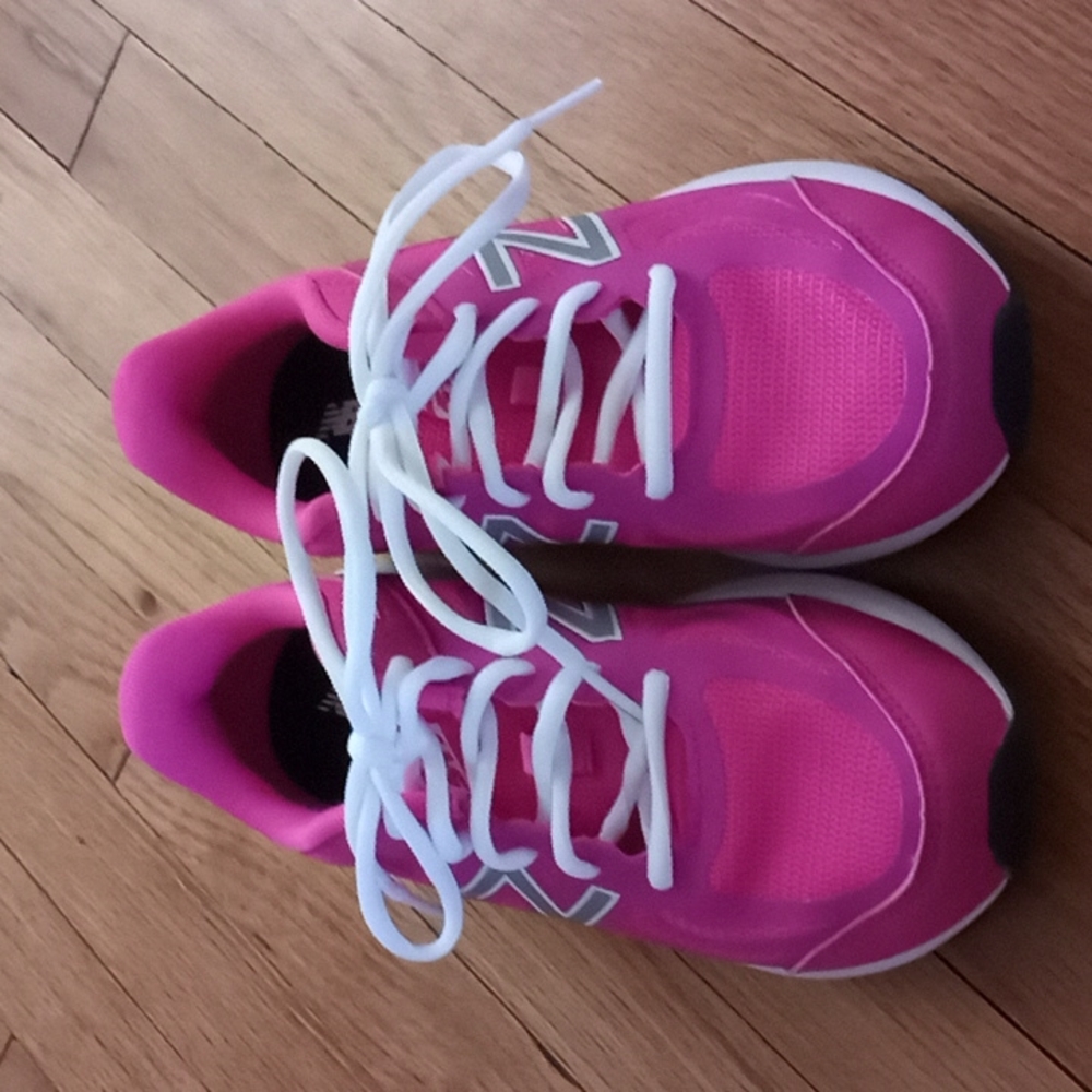 Girls 2 extra wide New Balance running shoes